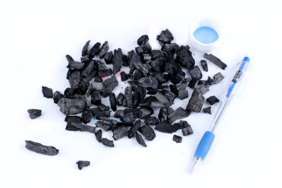 BIOCHAR AKTIVNÍ UHLÍ - Kusové Černé uhlí 2 - 5 cm - pro koně - Vyberte balení: 1 kg