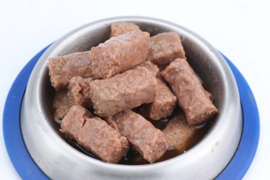 ZVĚŘINOVÉ KOSTKY VE VLASTNÍ ŠŤÁVĚ 1250 g - Konzerva pro psy Pretender - Počet ks: 1 ks
