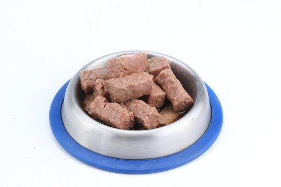 ZVĚŘINOVÉ KOSTKY VE VLASTNÍ ŠŤÁVĚ 1250 g - Konzerva pro psy Pretender - Počet ks: 1 ks