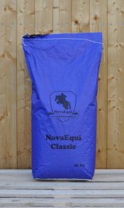 NovaEqui Classic - Müsli pre kone v ľahkej a strednej záťaži / modrá 20 kg (NovaEqui, NECL20-1) | Krmiva Hulín