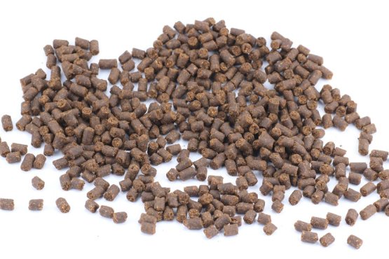 VÝCVIKOVÝ PAMLSEK - Hovězí s Jehněčím a Černou jeřabinou - peletky 8 mm (Krmiva Hulín, HČJ8-1) | Krmiva Hulín