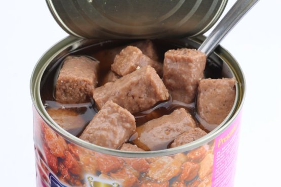 TELECÍ KOSTKY VE VLASTNÍ ŠŤÁVĚ 1250 g - Konzerva pro psy Pretender - Počet ks: 6 ks