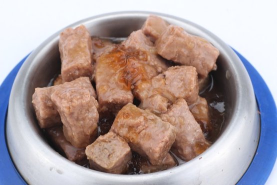 JEHNĚČÍ KOSTKY VE VLASTNÍ ŠŤÁVĚ 1250 g - Konzerva pro psy Pretender - Počet ks: 6 ks