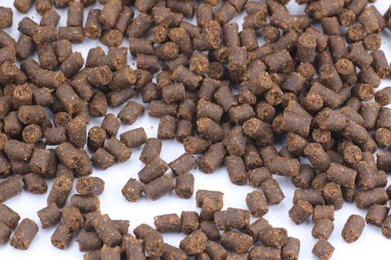 VÝCVIKOVÝ PAMLSEK - Hovězí s Jehněčím a Černou jeřabinou - peletky 8 mm - Vyberte balení: 250 g